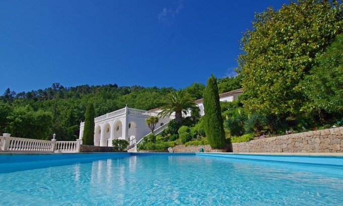 Saint-Raphael House | LOVE ROOM AVEC SPA JACUZZI CHAMPAGNE AVEC IMMENSE TERRASSE PRIVATIVE DE 70m PISCINE DE 16M