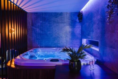 Orleans Apartment | Love Room Les Private Places - Lit King Size et Jacuzzi Privé