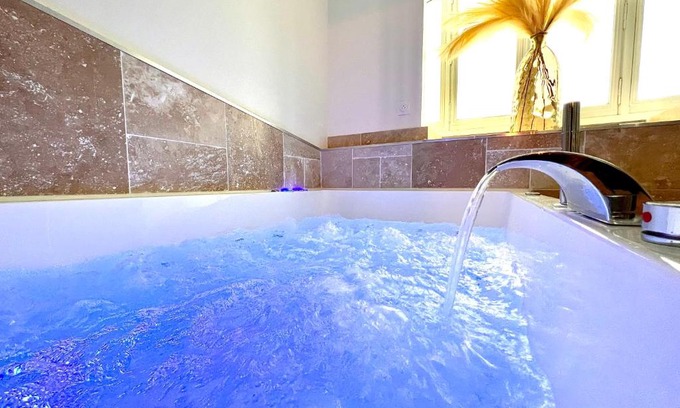 Downtown Angers Bed & Breakfast | Love Room Secrète Les Petits Plaisirs