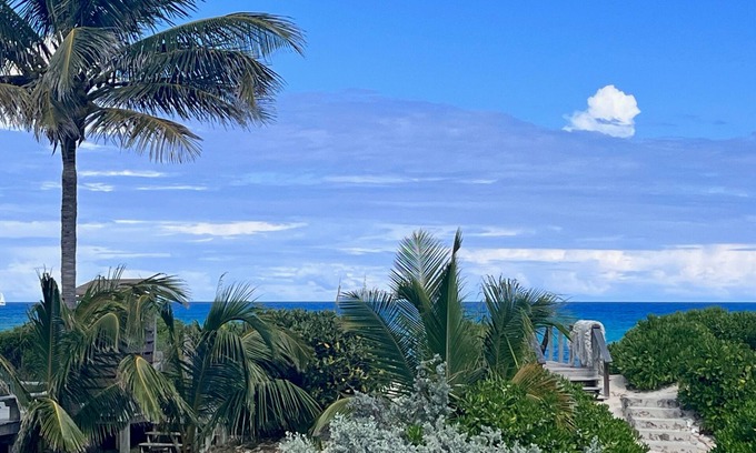 Hope Town Cottage | Love the beach? Then Peace of Cake will be your perfect vacation spot!