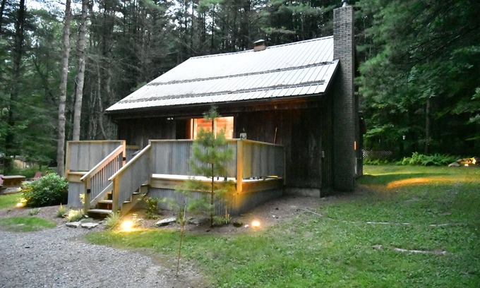 Leeper Cabin | Love to hike, kayak or just relax? Bring your friends, family, and dogs!