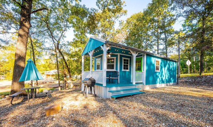 Broken Bow Cabin | Lovebug: Sleeps 3 + Creek on Property + Tiny House
