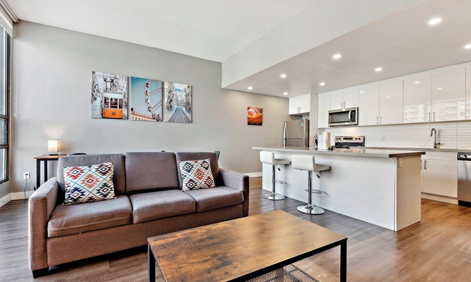 Bay Street Corridor Apartment | Lovely 1+1-BR in DT Toronto