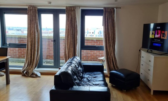 Hope Street Apartment | Lovely 1 bedroom apartment with a view