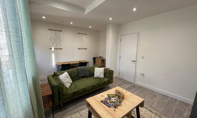 South Acton Apartment | Lovely 1-bedroom flat with Patio