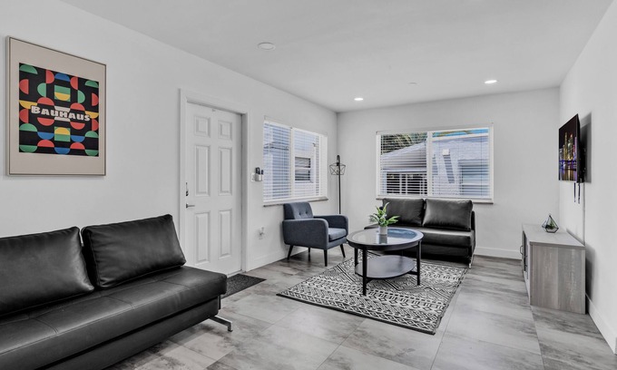 South Lake Apartment | Lovely 1 BR Walking Distance To Ocean - Suite 9