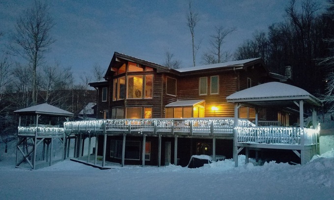 Timberline House | Lovely 10 bedroom home offers the perfect place for your next gathering.