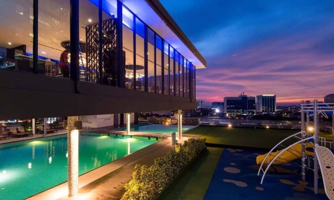 Kampung Durian Daun Apartment | Lovely 1BR Suite with Incredible Restaurant