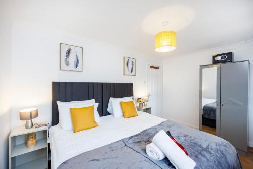 Custom House Apartment | Lovely 2 Bd Hse with Parking near Excel
