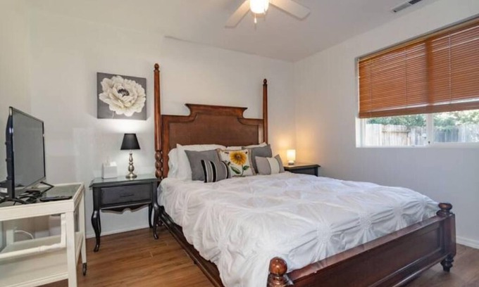 Medford House | Lovely 2 bdrm, 2 bath, backyard, garage & parking