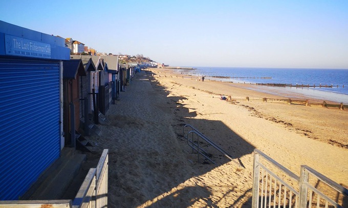 Walton on the Naze Cabin | Lovely 2-bed Caravan in Walton on the Naze