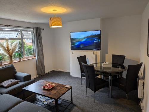 Langton Green Apartment | Lovely 2 bedroom apartment with a garden