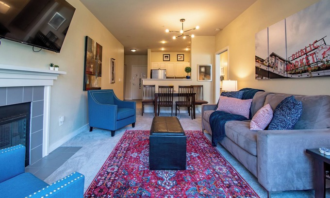Belltown Condo | Lovely 2 Bedroom, 2 Bathroom Condo with Pool & Parking!