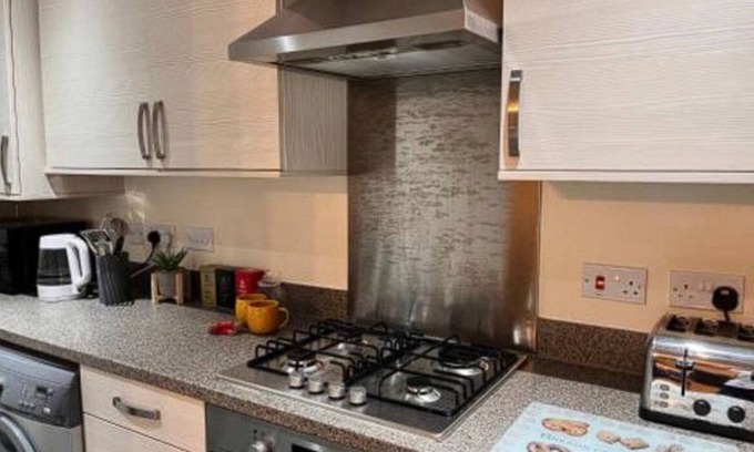 Warrington Apartment | Lovely 2-bedroom apartment with WiFi in Warrington