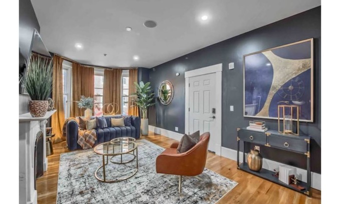 Washington Park House | Lovely 2 bedroom condo 5 mins from downtown