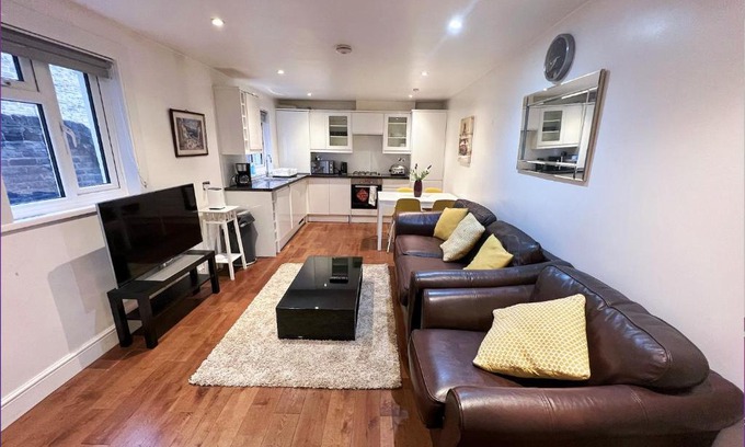 Ferndale Apartment | Lovely 2 Bedroom Garden Flat in London