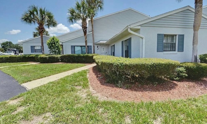 Inverness House | Lovely 2-Bedroom Townhome on Lake Henderson in the Quaint Town of Inverness, FL