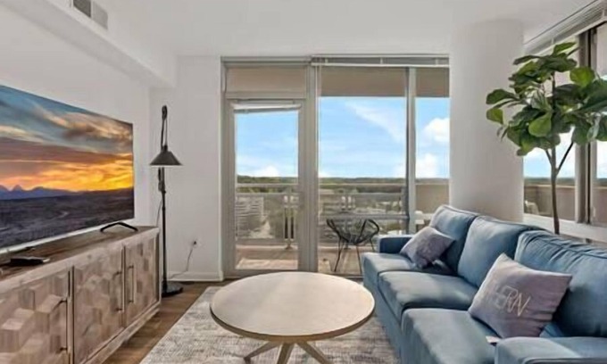 McLean Apartment | Lovely 2 bedroom with patio