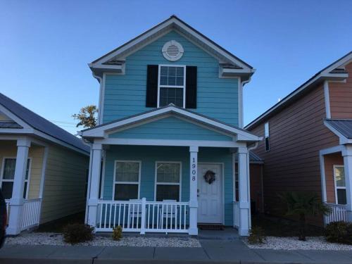 Myrtle Beach House | Lovely 2-level 2-bedroom cottage, 1 block to beach