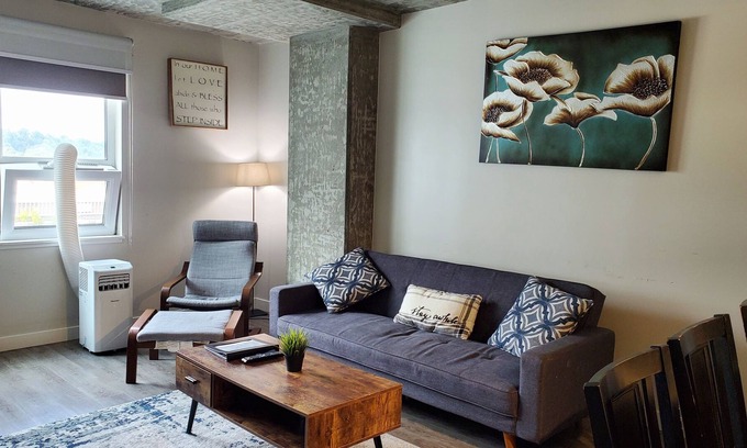 Southcenter Apartment | Lovely 2Bdrm High Rise Nearby Airport/ Shopping / Dining/Recreation