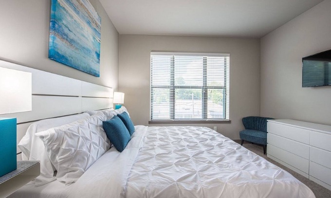 Loring Heights Apartment | Lovely 2BDRM unit, Midtown w/FREE Parking