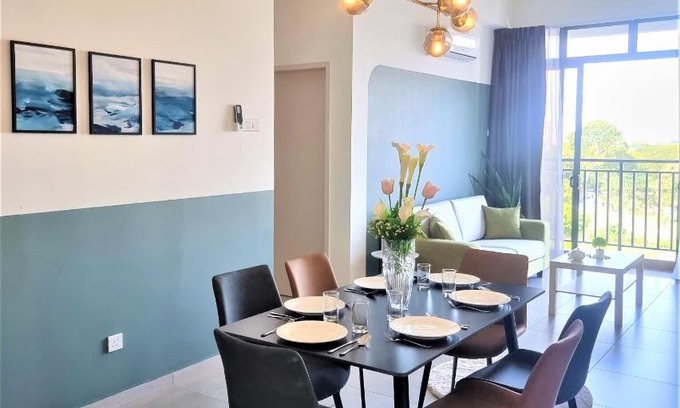 Malacca City Apartment | Lovely 2R2B Infinity Pool Wifi Quartz Residence