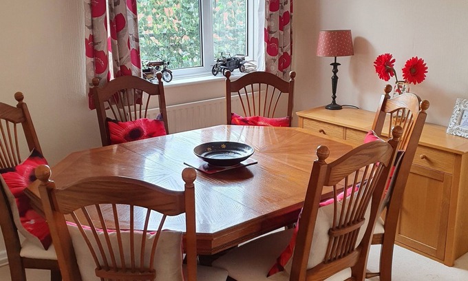 Clacton-on-Sea Apartment | Lovely 3 bed flat, near to beach with free parking