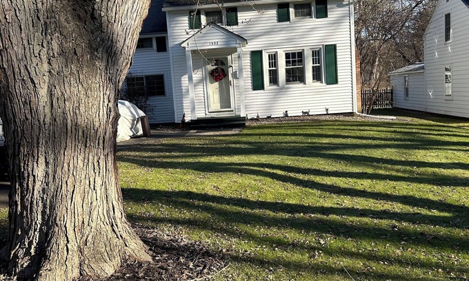 Niskayuna House | Lovely 3 Bedroom/2 Bath Hideaway Cottage in Old Niskayuna- 30 Day Minimum Stay