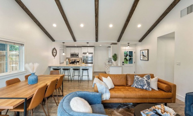 Goleta House | Lovely 3-bedroom Coastal Haven Firepit Hot Tub Beach 5 mins