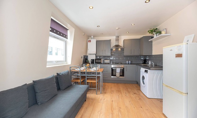 Tower Hill Apartment | Lovely 3 Bedroom Flat with FREE Wi-Fi in Aldgate Tower Hill Whitechapel London