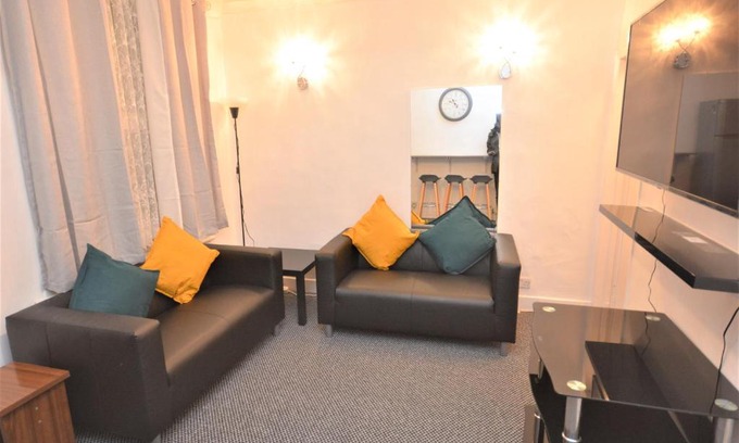 Gascoigne House | Lovely 3 Bedroom House near Barking Station