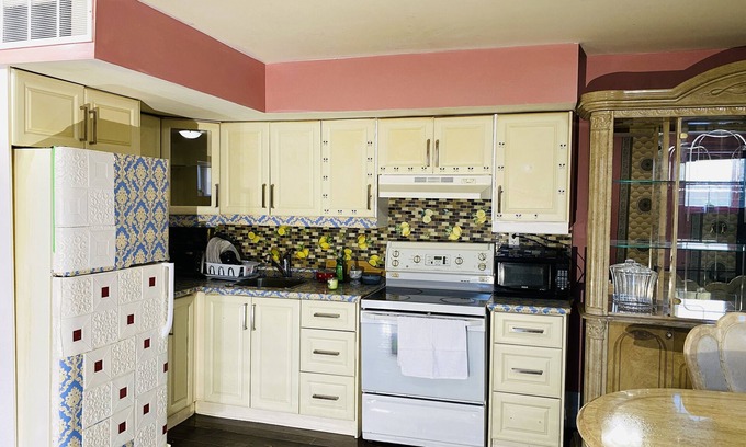 Oakridge Apartment | Lovely 3 Bedrooms Apartment ; 6+ guests Toronto Canada STR-2204-GQBVHG