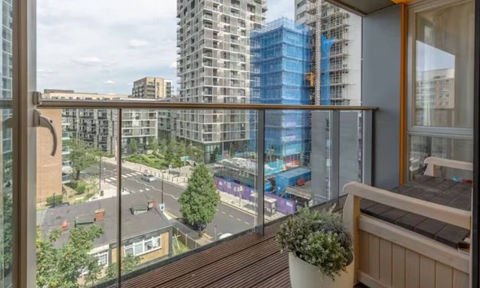Bromley South Apartment | Lovely 3BR Penthouse w/Balconies, Poplar, 2min DLR