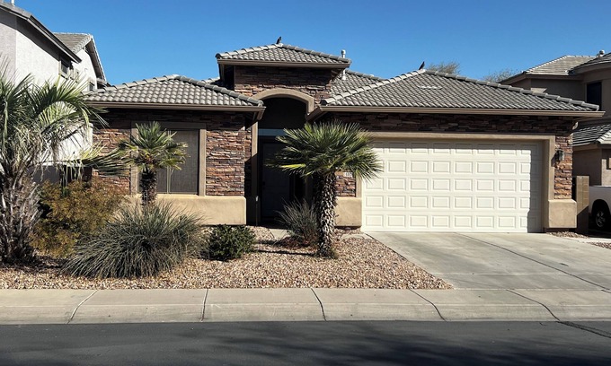 Maricopa House | Lovely 3BR ranch home in Maricopa resort community w/pools, courts, fitness ctr