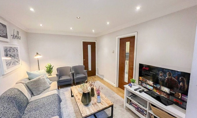 Brondesbury Apartment | Lovely 4-BedRm Kilburn Flat w/Garden & Parking near Hampstead Heath, Abbey Road