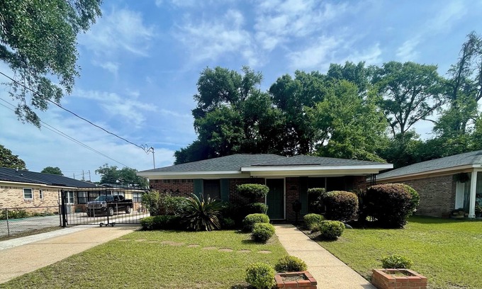 Mobile House | Lovely 4-bedroom, 2-bathroom home walking distance from Downtown Mobile