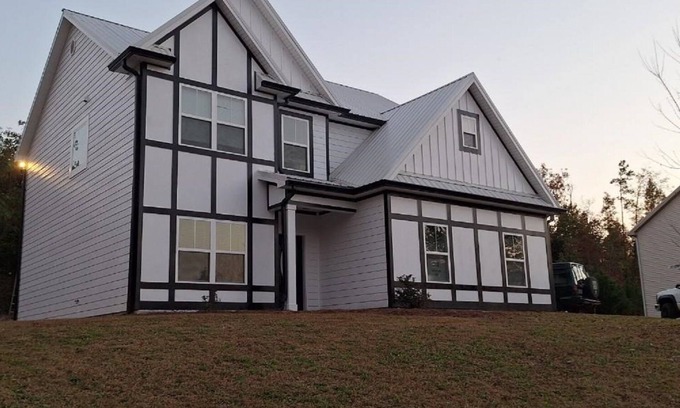 Newnan House | Lovely 4-bedroom/3 bathroom house in Newnan with AC, WiFi.