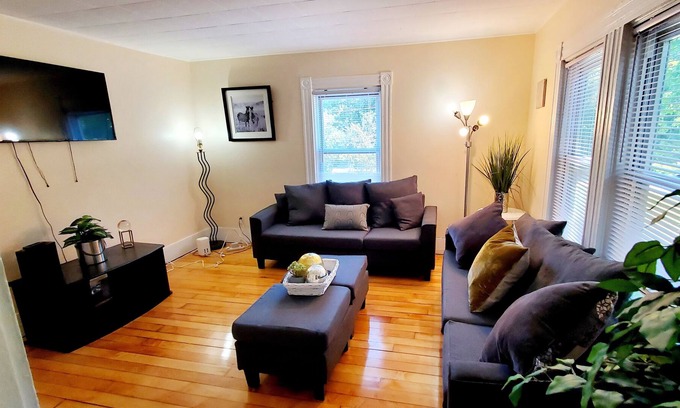 Sharon Apartment | Lovely 4 bedroom home 15 min from Gillette stadium. Close to shops & restaurants
