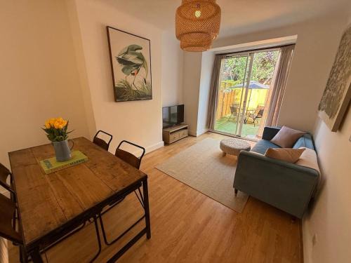 Southfields Apartment | Lovely 4 BR House in Southfields near Wimbledon