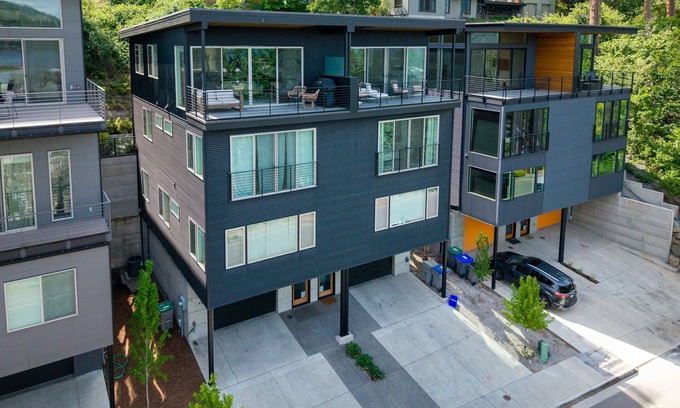 Hood River House | Lovely 4 story TH in downtown HR, Views of the Columbia