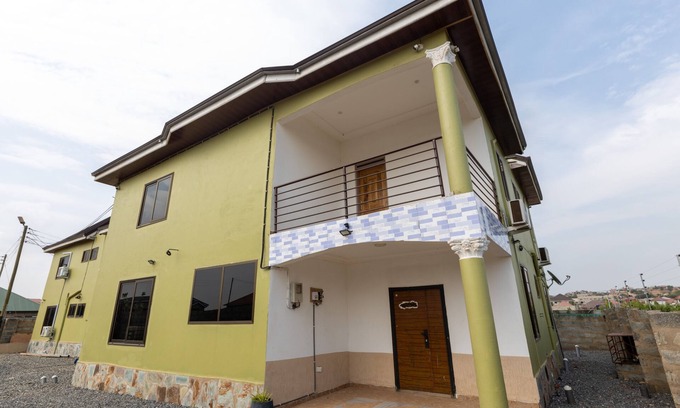 Nopendaw House | Lovely 5-Bed House Getaway Duplex in Accra