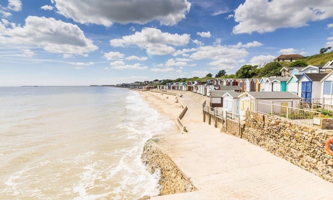 Walton on the Naze House | Lovely 8 berth caravan at Naze Marine Holiday Park ref 17012P