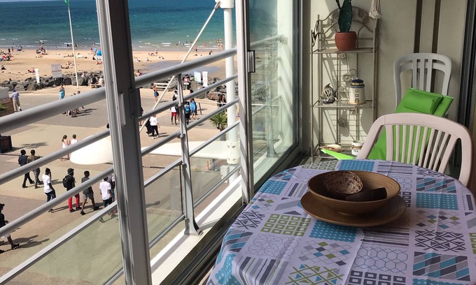 Plerin Apartment | Lovely and charming flat with sea view on the beach