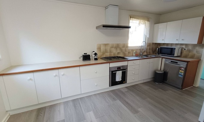 Pearce House | Lovely and quiet house Near Westfield CBR Hospital