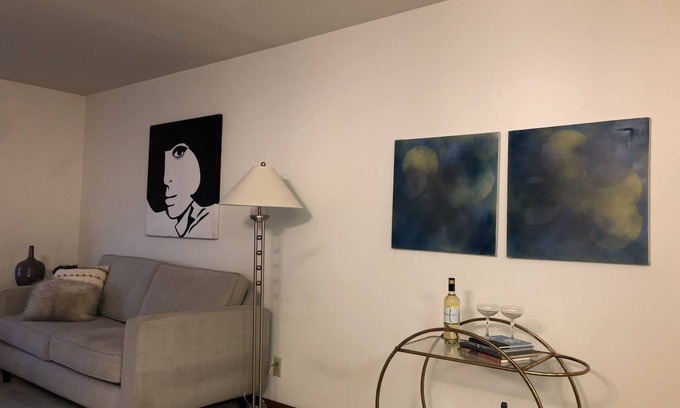 Nob Hill Apartment | Lovely and Spacious 2 Bedroom Parking included
