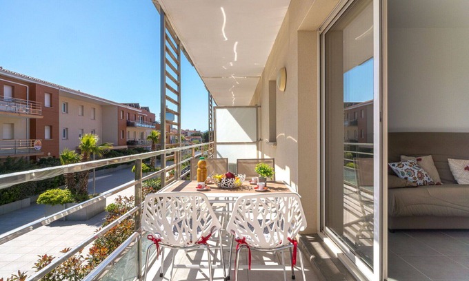 Le Port Apartment | Lovely apartment for 4 people with pool, WIFI, TV, terrace and parking