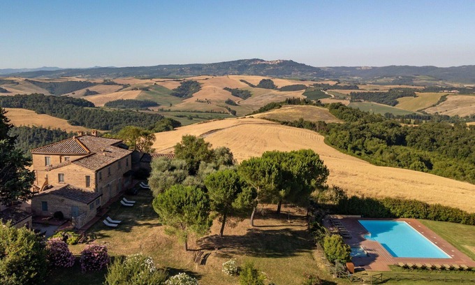 Montalcino Villa | Lovely apartment in villa with pool, WIFI, TV, terrace, pets allowed and panoramic view
