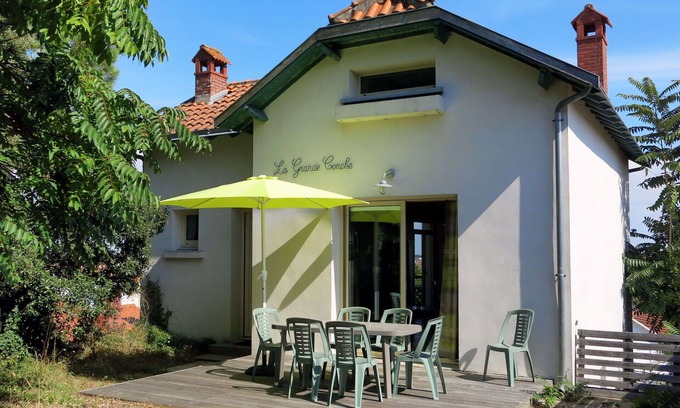 La Tranche-sur-Mer Apartment | Lovely apartment for 5 guests with TV, terrace, pets allowed and parking