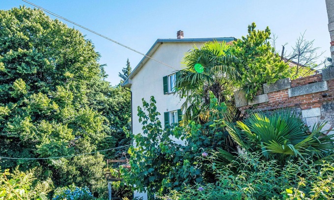 Porto Valtravaglia Apartment | Lovely apartment for 4 people with A/C, WIFI, TV and balcony