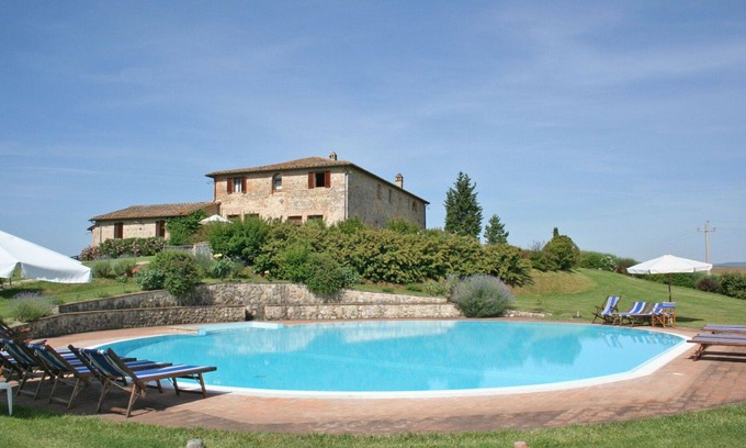 Monteroni d'Arbia Apartment | Lovely apartment for 7 people with WIFI, pool and parking, close to Siena
